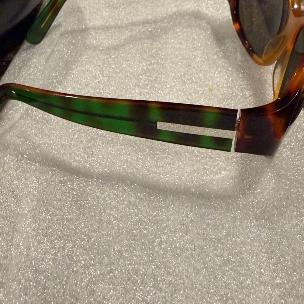 Prada tortoise shell sunglasses - Picture 2 of 9